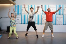 書籍「ロコモサイズ　美筋ダイエット」の発売記念イベントに出演したハライチと、綾戸智恵（左）。