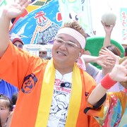 6月2日放送のエンディングで手を振るサンドウィッチマン伊達。