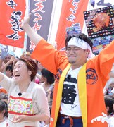 6月2日放送のエンディングで手を振るサンドウィッチマン富澤。