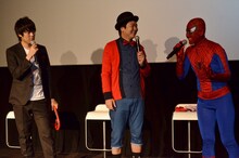 （左から）ウーマンラッシュアワー、岡本夏生。