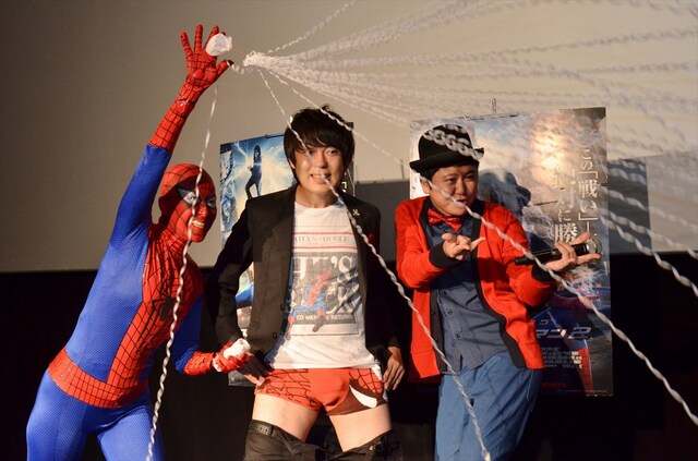 映画「アメイジング・スパイダーマン2」のトークイベントに登場したウーマンラッシュアワーと、スパイダーマンに扮した岡本夏生（左）。