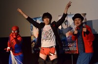 （左から）岡本夏生、ウーマンラッシュアワー。