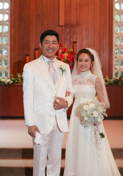 オアフ島の教会で結婚式を挙げたあべこうじと高橋愛。