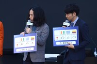 グループリーグの予想をするピース。