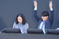 ゴールを決め喜ぶ綾部（右）。