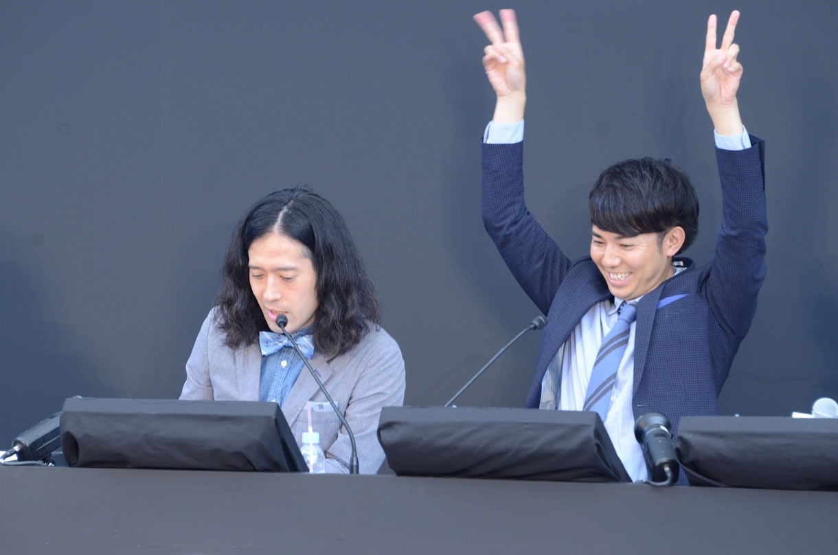 ゴールを決め喜ぶ綾部（右）。