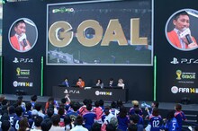 予想シミュレーションを観戦するピースら。