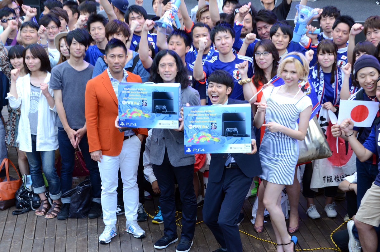 「究極の予想イベント」に出演したピース（中央）らと、サポーター。