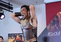 「男性ホルモン送信」にチャレンジするワッキー。