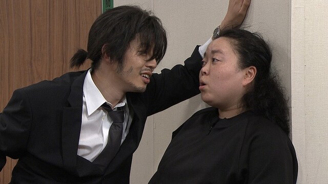 「七人のコント侍」のコント「壁ドン刑事」。(c)NHK