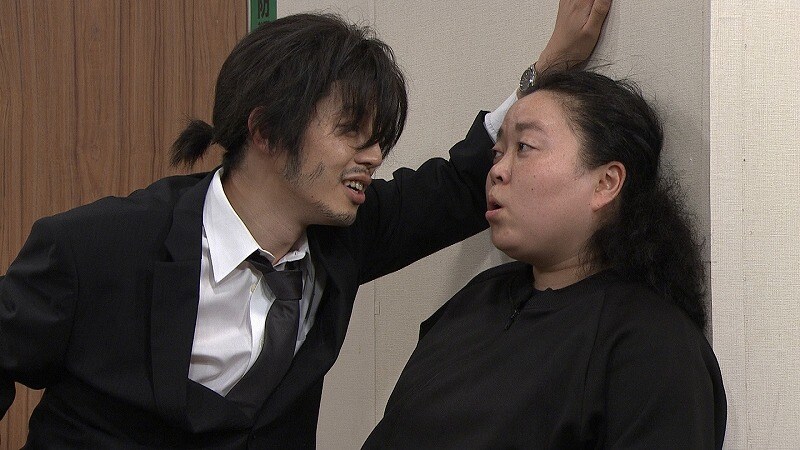 「七人のコント侍」のコント「壁ドン刑事」。(c)NHK