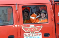 消防車に乗って登場したハリセンボン。
