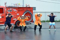 ライフセーバーの男性とともにスクワット20回に挑戦するハリセンボン。