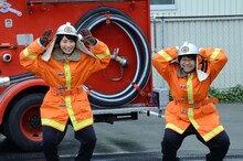 スクワット20回に挑戦するハリセンボン。