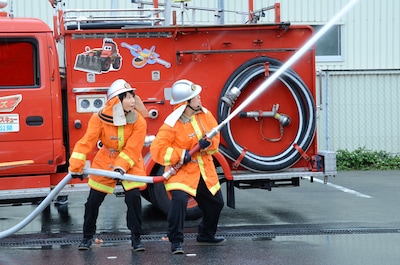 放水にチャレンジするハリセンボン。