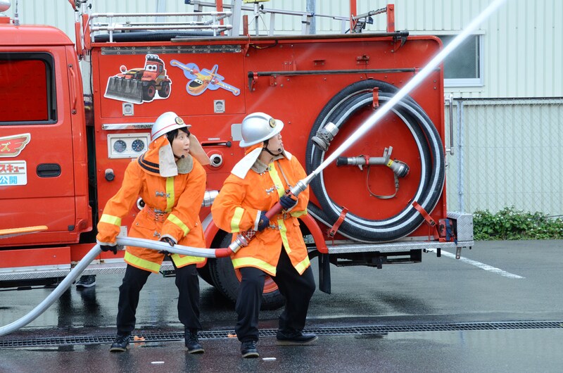 放水にチャレンジするハリセンボン。