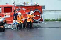 的にめがけて放水するハリセンボン。