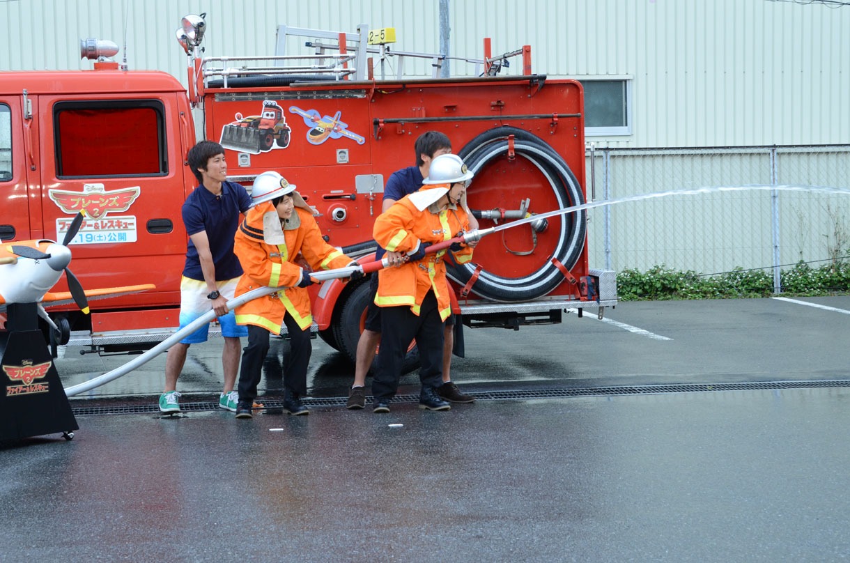 的にめがけて放水するハリセンボン。