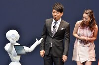 ソフトバンクが発表したロボット「Pepper（ペッパー）」と雨上がり決死隊・宮迫（中央）、上戸彩（右）。