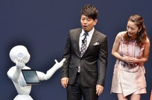 ソフトバンクが発表したロボット「Pepper（ペッパー）」と雨上がり決死隊・宮迫（中央）、上戸彩（右）。