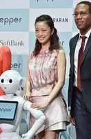 上戸彩（中央）、ダンテ・カーヴァー（右）。