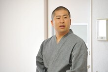 修行僧役のハライチ澤部。(c)日本テレビ