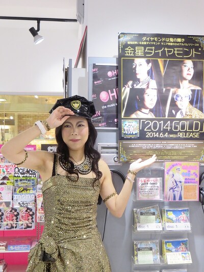 HMVルミネエスト新宿を訪れた金星ダイヤモンドのボーカル椿鬼奴。