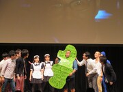 オオシロ大魔人のネタ道具を使ってボケる岸。