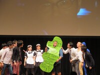 オオシロ大魔人のネタ道具を使ってボケる岸。