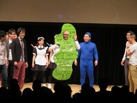 オオシロ大魔人のネタ道具を使ってボケる岩崎。