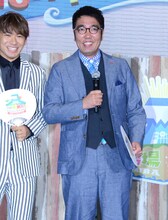 おぎやはぎ小木（右）。