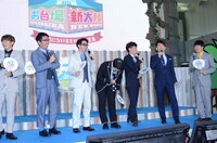 報道陣に頭頂部を晒す羽目になるフットボールアワー岩尾（中央）。