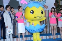 「お台場新大陸」キャプテンの安藤裕子とマスコットキャラクター・はっちぃ。