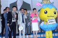 マスコットキャラクター・はっちぃに褒められる岩尾。