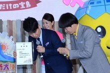 「お台場新大陸」イメージキャラクター任命状を受け取った雨上がり決死隊。