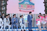 遅れて会見場に到着した坂上忍。