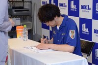 サイン会の様子。