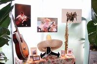 DVD撮影で使われた小道具の展示。(c)河村正和