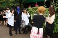 RGを待つ間に和気あいあいと記念撮影する参加者たち。(c)河村正和