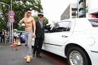 なぜか上半身裸でSPをするHGと、リムジンの運転手。(c)河村正和
