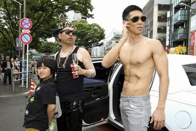 会場にリムジンで現れたアルティン・ビーバーと、SPのレイザーラモンHG、RGの息子・武丸。(c)河村正和