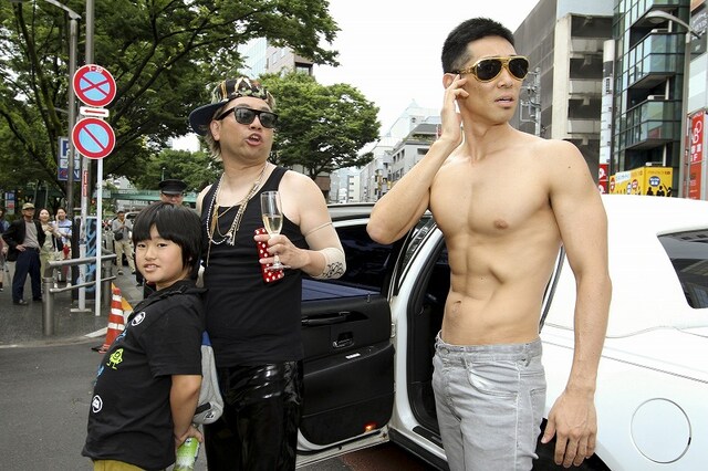 会場にリムジンで現れたアルティン・ビーバーと、SPのレイザーラモンHG、RGの息子・武丸。(c)河村正和