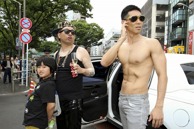 会場にリムジンで現れたアルティン・ビーバーと、SPのレイザーラモンHG、RGの息子・武丸。(c)河村正和