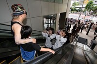 会場までの専用エレベーターでアルティンを激写する参加者たち。(c)河村正和