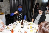 RGを待つ間、豪華な食事を楽しむアバターと中島らも。(c)河村正和