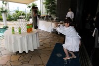 RGを待つ間、お～いお茶タワーを撮影する小保方ガール。(c)河村正和