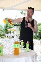 お～いお茶タワーにお～いお茶を注ぐAB蔵。(c)河村正和