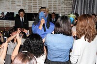 あるあるを歌いながら会場中を練り歩くアバター。(c)河村正和