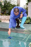 脱ぎ捨てたアバターがプールに落ちた瞬間。(c)河村正和