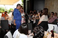 歌っている間もツーショット撮影会。(c)河村正和（フォトプロ）